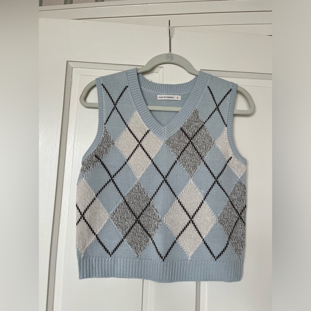 Moon & Madison Patterned Sweater Vest